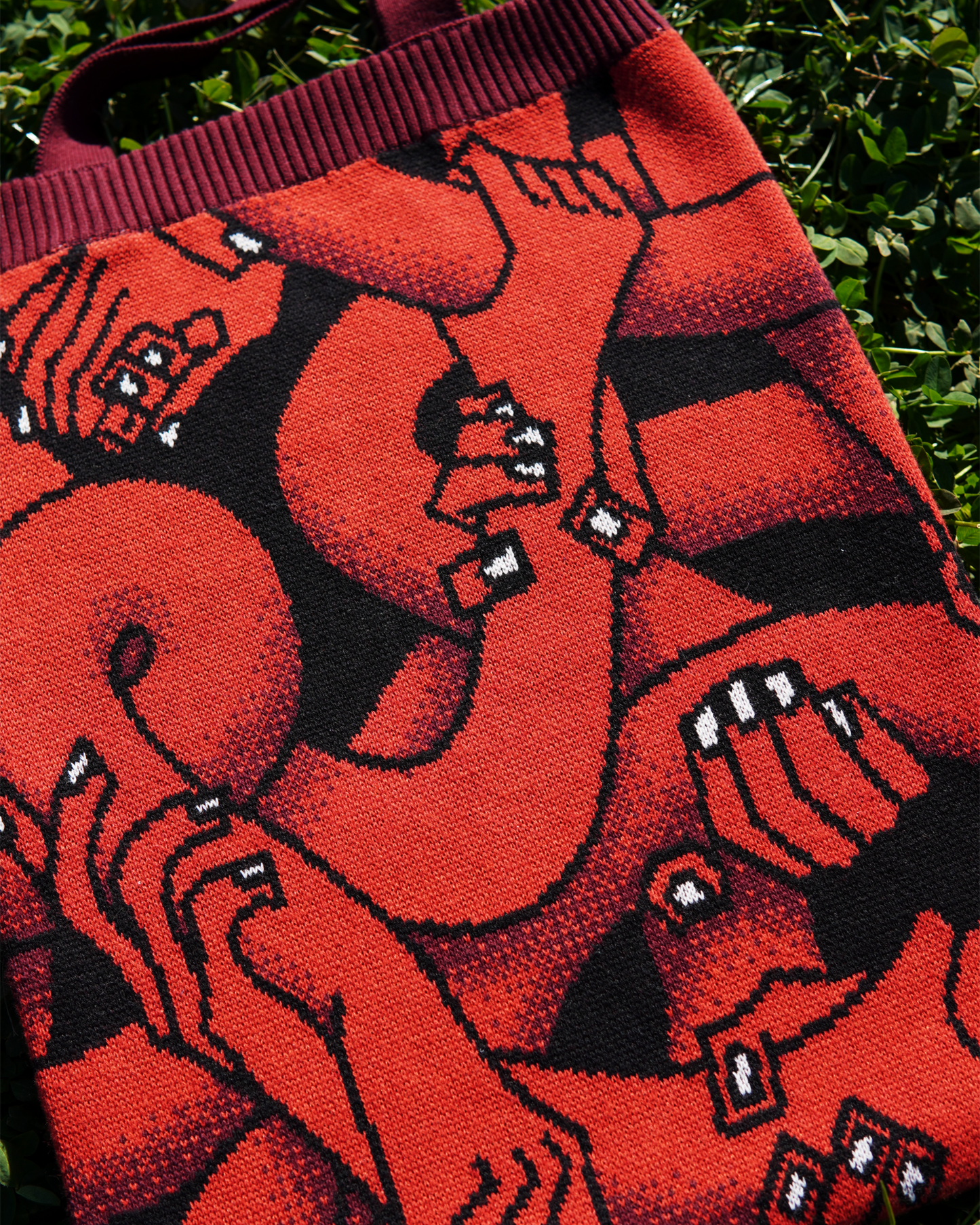 "Hand Tangle" Knitted Tote (red)