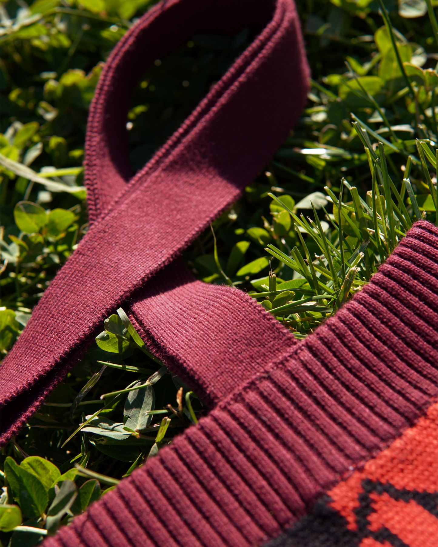 "Hand Tangle" Knitted Tote (red)